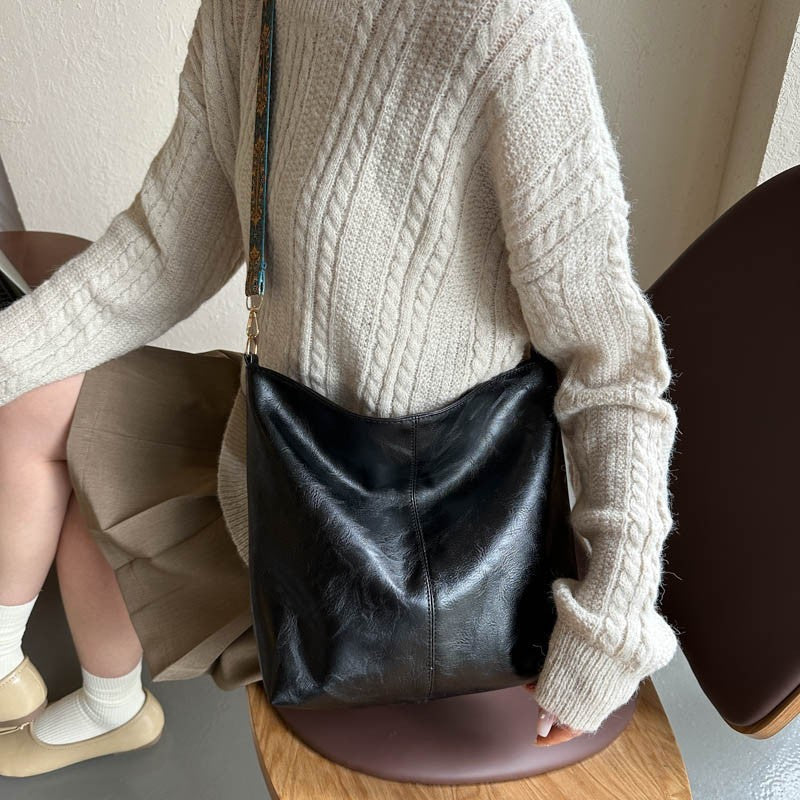 Autumn And Winter New Retro Solid Color Shoulder Messenger Bag